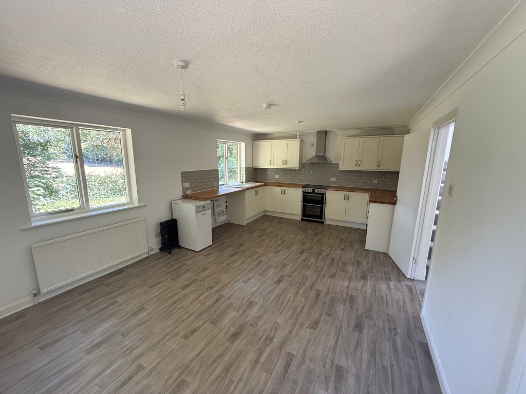 Lot: 66 - DETACHED THREE-BEDROOM HOUSE WITH SEPARATE GARAGING - Open plan kitchen and dining room